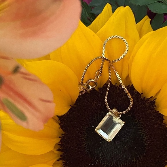 beautiful vintage gold tone bracelet with yellow crystal accent - Picture 8 of 16